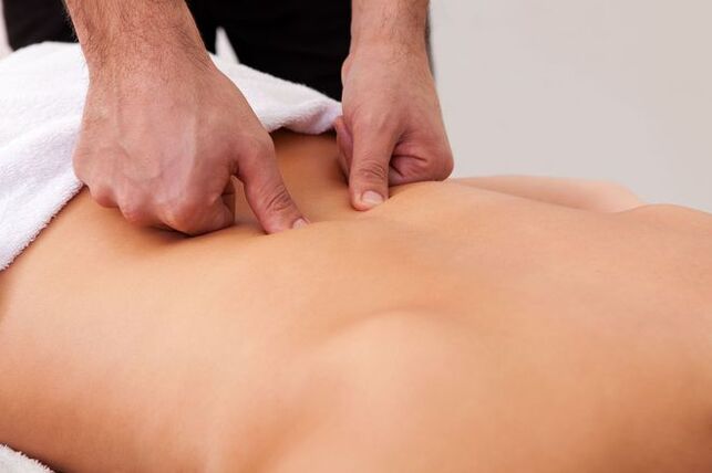 Terapeutická masáž - metoda, jak se zbavit bolesti zad v oblasti lopatek